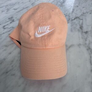 Nike Heritage86 Cap in Soft Orange